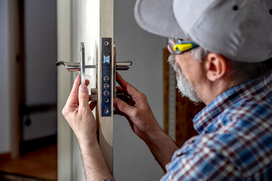 Expert Locksmith Installing High-Security Deadbolt in Phoenix AZ